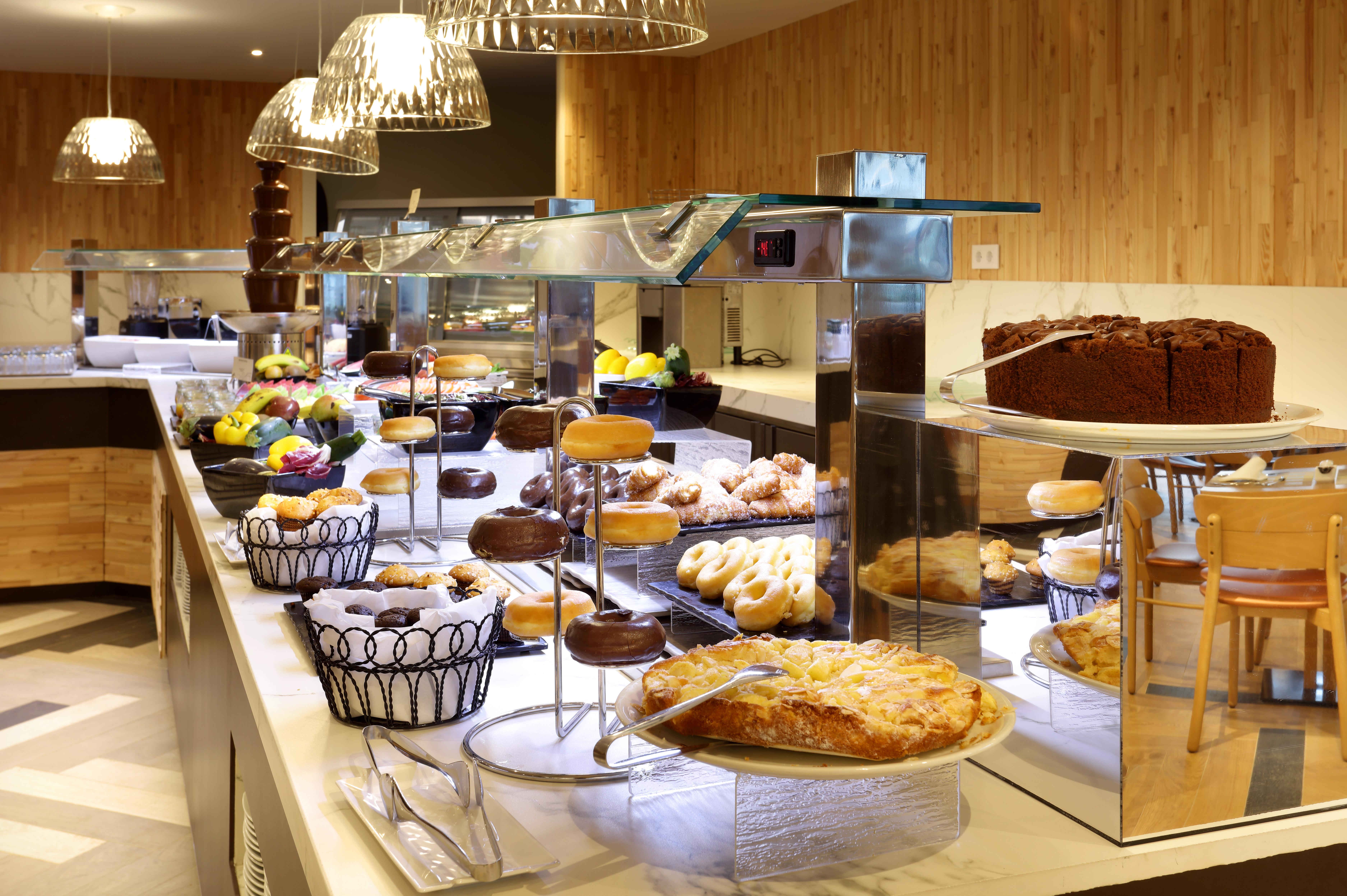 Hard Rock Hotel Tenerife Costa Adeje  Exterior photo A dessert buffet